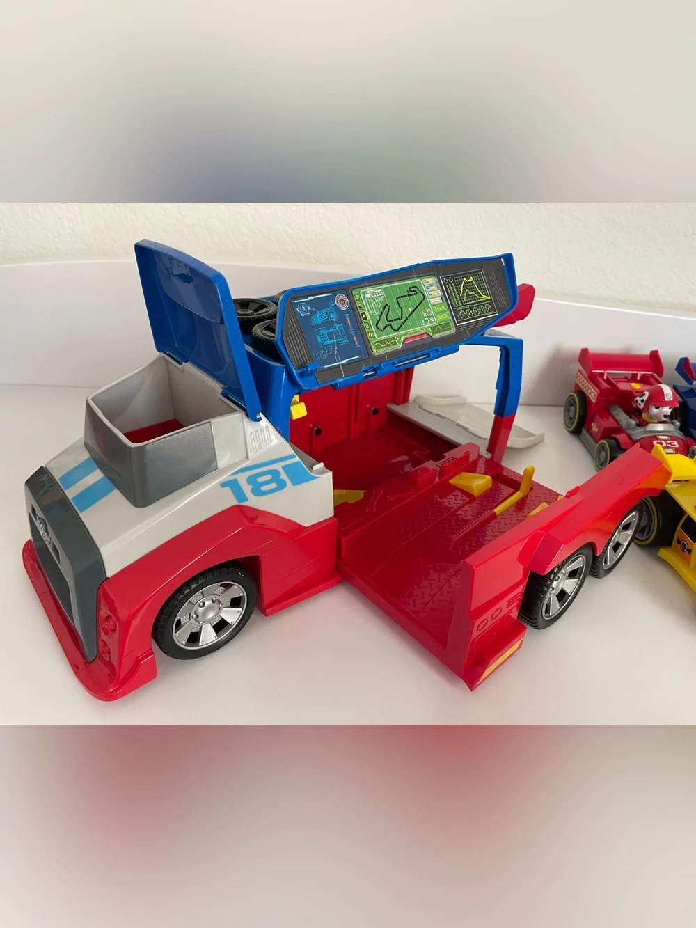 Paw Patrol Ready Race Rescue Set INCLUDING Mobile Pit Stop Team Vehicle